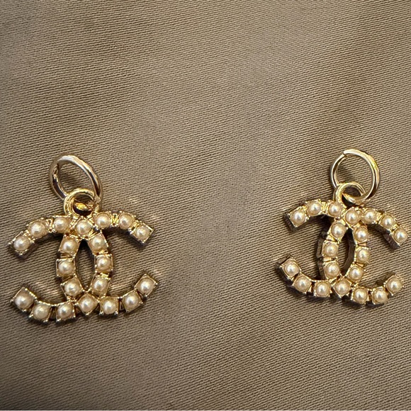 Accessories - Chanel Pearl Zipper Pulls